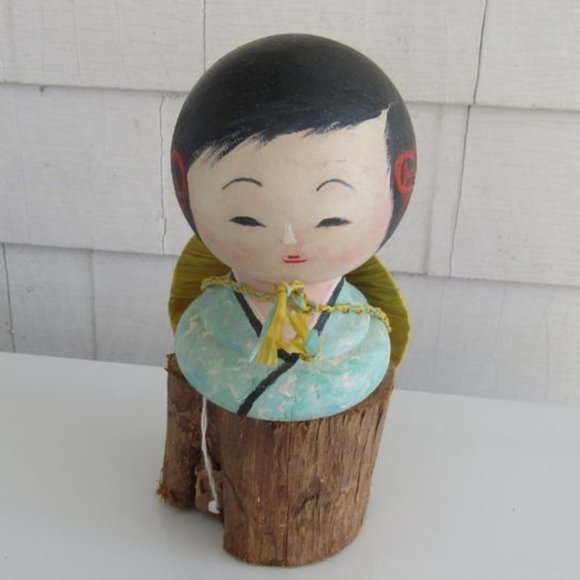 Kokeshi doll with yellow hat - Picture 3 of 6